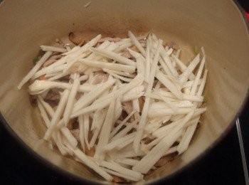 step3: 再加入竹筍絲拌炒。