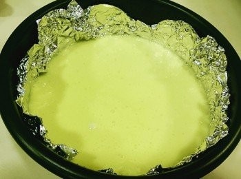 step4: 將蛋糕液倒入模具 烤箱預熱至１８０度
烤盤裝水放上模具 進烤箱用中火烤30分鐘後
用微溫再悶１５分鐘 即可出爐