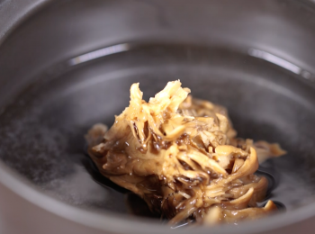 step2: 舞茸加水、鹽 、 紅棗 煲 一個半小時。