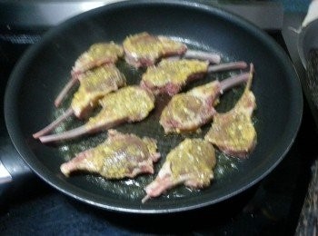 step9: 先用最大火將羊架兩邊煎到金黃色(作用是鎖住肉汁)