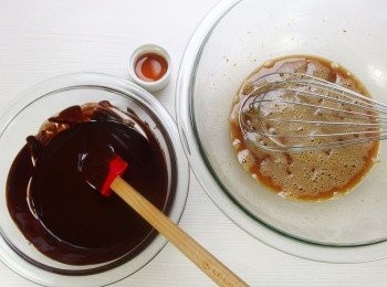 step10: 融化的巧克力及奶油,蘭姆酒可增添風味,以及混合均勻的蛋糊。