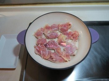 step2: 雞腿皮朝下.兩面煎金黃上色