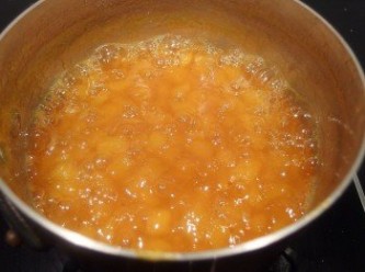 step6: 過程中果汁會慢慢變少,果醬裡的果膠變得濃稠感...為防止黏鍋過程中需稍加攪拌一下。