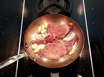 step4: 熱鍋後,將帶骨法式里肌及蒜粒一起下鍋香煎。