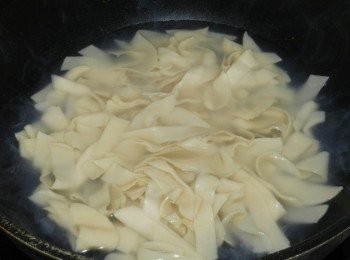 step3: 取一鍋水將水餃皮煮熟後撈起