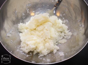 step2: 薯仔去皮切細粒, 烚熟後用叉壓成薯蓉