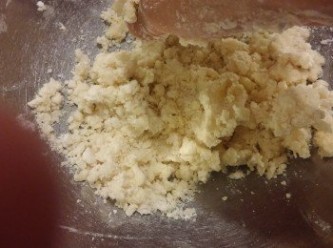 step1: 將牛油切粒,糖霜,鹽和巳篩過的中筋粉,用手搓成粒粒粉粒。