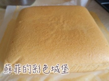 step9: 出爐後，連同方型模重敲桌面幾下，讓熱氣排出，馬上撕下烘烤紙，把蛋糕翻面，再將下層的烘烤紙撕掉，將蛋糕翻回正面，放置於架上放涼即可。（一定要記得要重敲喔，否則蛋糕的表面就會像是被蹂躪過的，出現皺痕！）