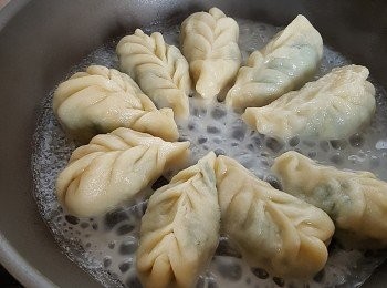 step4: 用大火煎上大約兩分鐘,繼而加上之前之「麵粉水」【如分兩次煎,水份亦要分兩次倒入】 ，(1.5tsp 麵粉水請在落鑊前再一次攪拌) 跟手蓋上蓋、轉至中火繼續煎煮大概八至十三分鐘