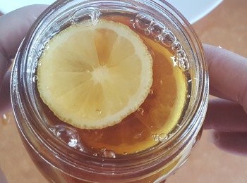 step4: 將蜂蜜倒滿瓶子中