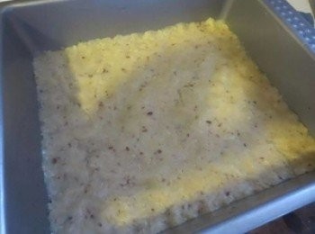 step1: 先做饼皮，称量好各种用料1材料,直接用手捏，混合好各种材料,加入蛋黄，混合均匀摊入模具内，用擀面杖压平.