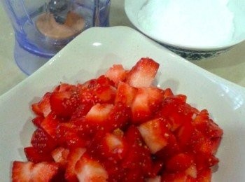 step2: 将草莓洗净取蒂，沥干切成丁块状备用。