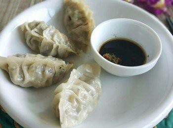 step7: 在蒸碟塗上油，蒸約20分鐘，中途，在餃子上掃食油。
準備陣醋汁: 八珍陳醋，麻油，辣椒
没有難度，只花時間的茴香素餃，很清新可口