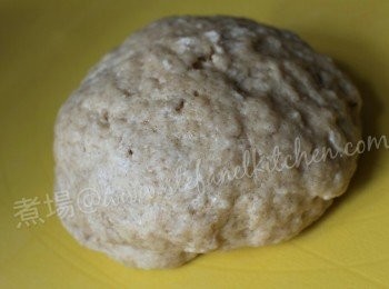 step2: 由於用了白酒，原理跟麵包有點相似, 麵糰不平滑是正常的