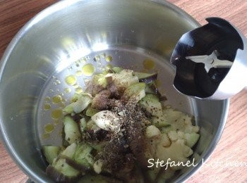 step2: 如茄子蒸後有倒汗水請倒走，在不怕花的煲內，放入茄子及所有調味料 (蒜頭不用切碎，可整粒加入)