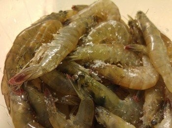 step1: 先將海蝦剪腳剪頭部尖角再挑腸。(如唔介意啲腳可以免剪直接攞去焗。)