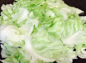 step2: 煮沸一鍋水，放糖，再滾起時放入椰菜輕灼至轉為軟身，撈起瀝乾。