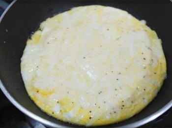 step5: 接著灑上適量的起士絲後蓋上鍋蓋~~ 待起士溶解後從鍋邊淋上醬油發出香味後即可關火:)