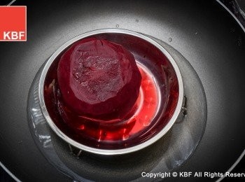 step3: 紅菜頭洗淨，去葉後保留外皮，隔水大火蒸20分鐘，待暖可撕去外皮。