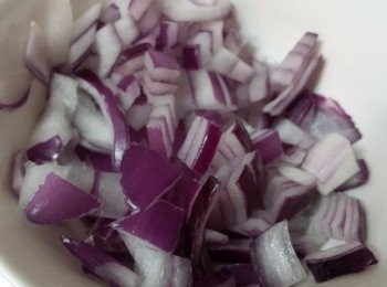 step3: 中火，燒熱易潔鍋，加入紫洋蔥炒軟。