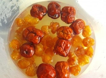 step4: 紅棗及圓肉用熱水浸軟。