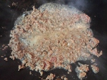 step4: 將番茄醬盛起，熱鑊下油，放入牛肉炒至半熟。