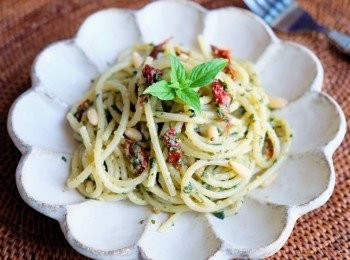 step2: 煮滾一鍋水，下少許橄欖油和細鹽(份量以外)，將意大利麵煮熟。