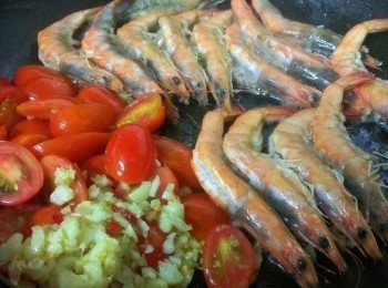 step5: 蝦子稍為為紅了就翻面~這時候就放蕃茄醬~白酒~熱開水~鹽~等<span class="group_2">調味</span>料~全部攪拌攪拌~(要注意蝦子的熟度~太就會硬了~兩面都紅了就差不多了~餘熱會繼續熟成~要自行拿捏一下~)