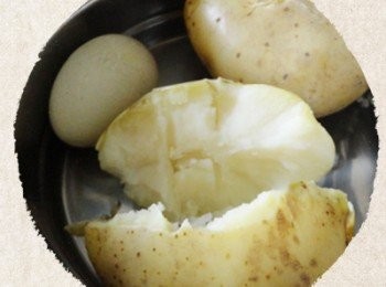 step2: 馬鈴薯與雞蛋放入電鍋蒸熟。