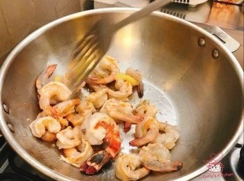 step4: 再次熱油鑊放入海蝦炒至7成熟，放入上湯和伊麵，然後加入鹽、糖和胡椒粉兜勻，將蝦回鑊，蓋上蓋再煮2分鐘便完成