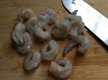 step1: 蝦去殼洗淨，背部開一刀。