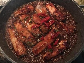 step5: 續煎後再翻一次面讓肉朝下，並倒入所有的醃肉醬汁，蓋鍋蓋改小火燜煮。