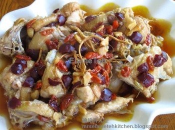 step3: 煮滚蒸鸡水，水滚后放入鸡块蒸至熟便可。（如果用大火蒸大概十分钟，小火蒸大概二十分钟左右。）