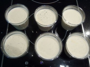 step9: 剩下的香草奶酪液可以再倒入其他的模型容器裡,做成香草義式奶酪。完全冷卻後再放入冰箱冷藏2小時以上做定型。享用時可加入喜歡的水果或果醬,冰冰涼涼的非常好吃 !