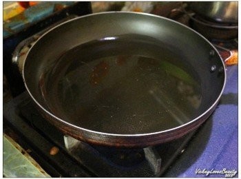 step6: 在製作肉捲及豬排時可以先在鍋內倒油開始預熱，提高油溫 油溫的測試：在鍋內倒入適量的油之後，插入竹筷時邊邊會有小氣泡產生 就表示巳達需要的油溫，而油的量不需要多，大約可以淹蓋肉捲的一半即可。