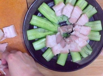 step9: 之後先把青瓜片鋪碟，再把切好的五花腩鋪好，再淋上<span class="group_2">醬汁</span>即成