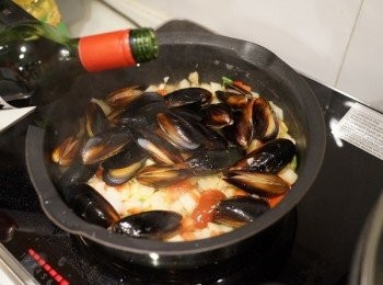 step4: 加入青口和紅酒略拌。