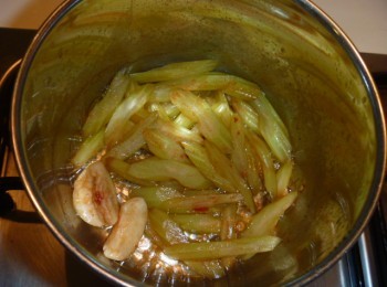 step4: 開鍋蓋,轉中火邊拌邊加熱,煮至收乾盛盤.