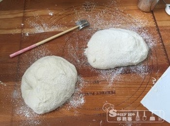 step5: 分割中間發酵5分鐘，做型在麵包布上發20分鐘