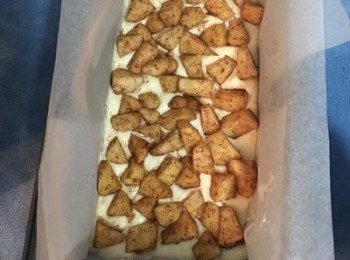 step9: 烤模倒入一半麵糊鋪平，接著平均地放上一半的肉桂蘋果丁。