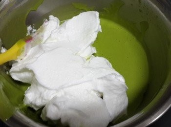 step13: 將1/3蛋白霜加入蛋黃糊中，將刮刀用切拌法形式拌至蛋白霜和蛋黄糊混合