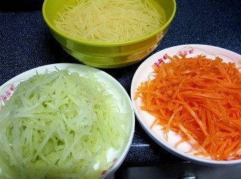 step2: 分別將三種材料刨絲；薯仔絲要浸住清水、防止氧化變黑，炒前先倒掉水瀝乾
