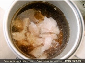 step5: 把魴魚片切成塊狀後，直接放入至電鍋的內鍋中。