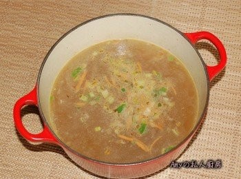 step6: 高湯或水及香菇水都倒入鍋裡煮滾(先將湯頭加一些鹽調味),再將汆燙好的蒟蒻麵條放入高湯裡