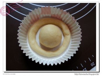 step6: 把圓圈放在圓形麵團外, 中間留少許空間, 開始進行第二次發酵約80分鐘。