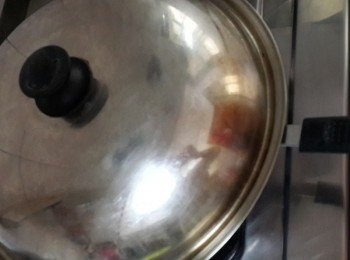 step3: 約5分鐘左右雞肉會呈現6分熟的狀態~也就是朝上的部分肉會開始變白熟狀~此時翻面轉小火蓋上鍋蓋 運用熱對流的方式悶煎雞腿肉~