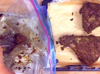 step8: 把<span class="group_2">羊膝</span>拿出慢煮袋，輕輕抹走多餘香料，放上烤盤，骨頭的部份墊上錫紙球
入爐烤15分鐘即可