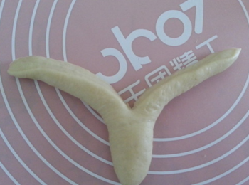 step8: 用刮板從中對切開，揉成長條並向內捲進成羊角。