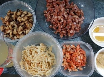 step1: 先做臘味餡料部份:冬菇與乾瑤柱分別浸軟,冬菇切粒,臘腸用較剪剪開6條,先剪1開2,再每邊剪開3條,再剪粒,瑤柱浸軟撕成絲,(瑤柱可早一晚放入雪櫃浸水)蝦米浸軟切粒,預備好砂糖1茶匙紹興酒1湯匙
(浸冬菇的水不要,浸瑤柱的水保留待用)(浸瑤柱的水用剛好蓋過瑤柱即可,不用太多水)