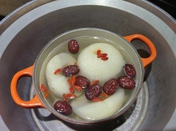 step5: 蒸煮好時...小心開蓋(避免水蒸氣高溫),放入冰糖及枸杞,再蓋上鍋蓋,燜約10分鐘讓冰糖與梨子完全融合。